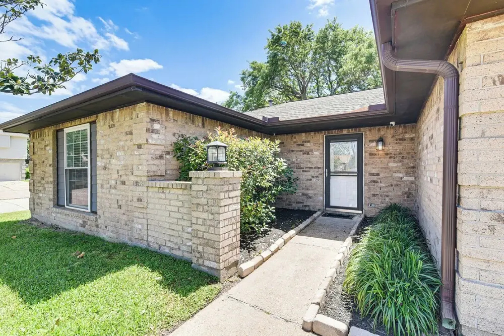 Patio, Fire Pit & Yard: Family Home in Pearland