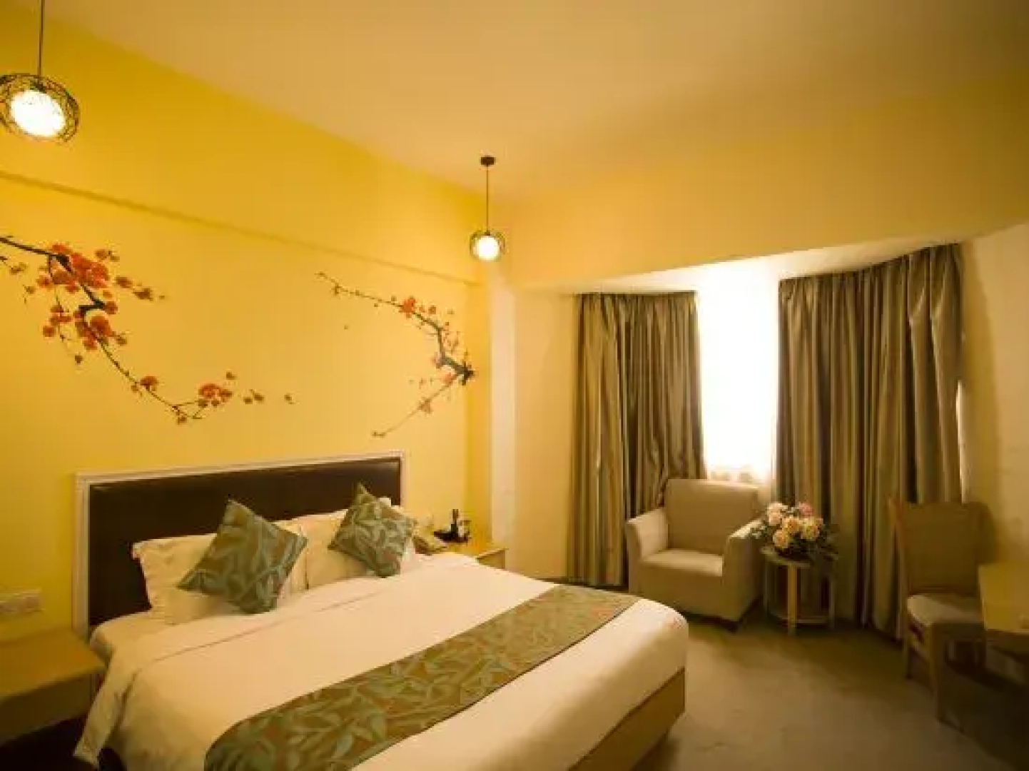 Sunshine Holiday Hotel