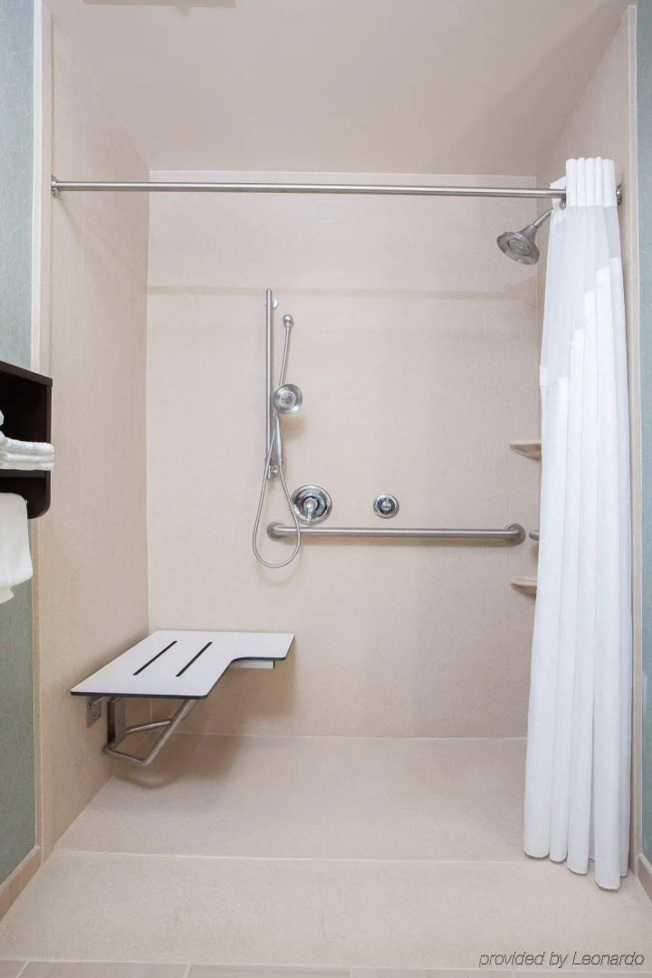 Holiday Inn Express & Suites Eureka by IHG