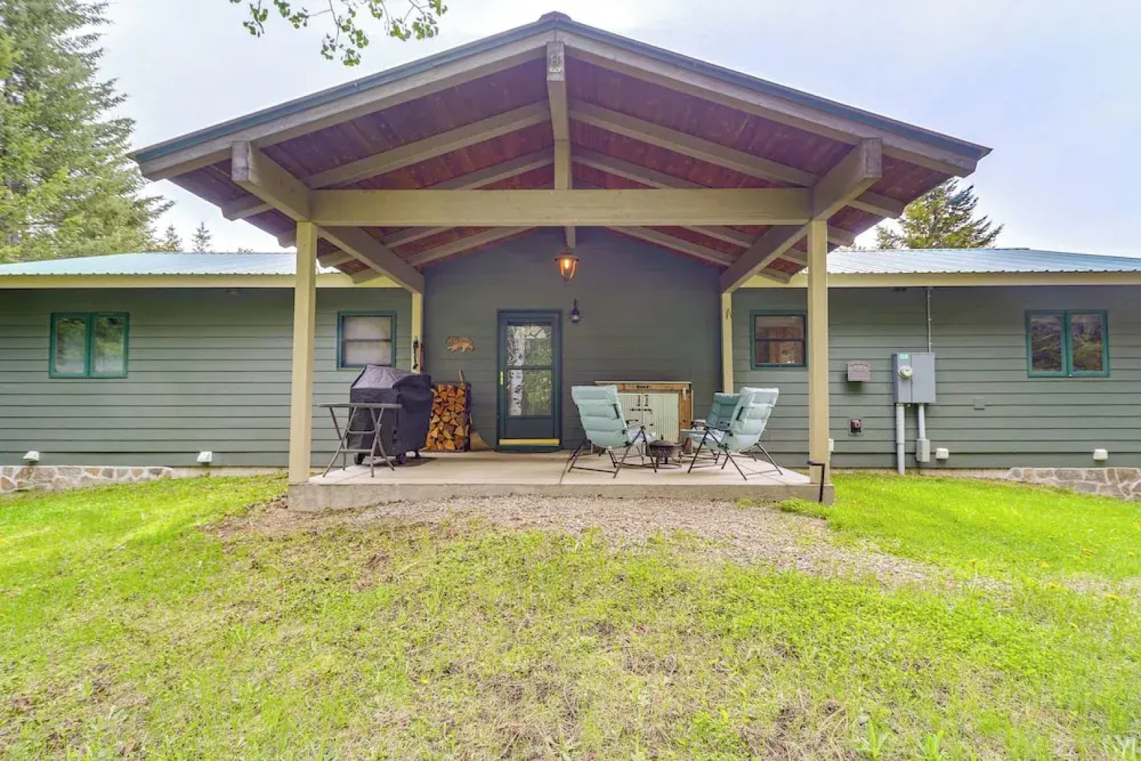 Scenic Forest Lodge Outside Glacier National Park!