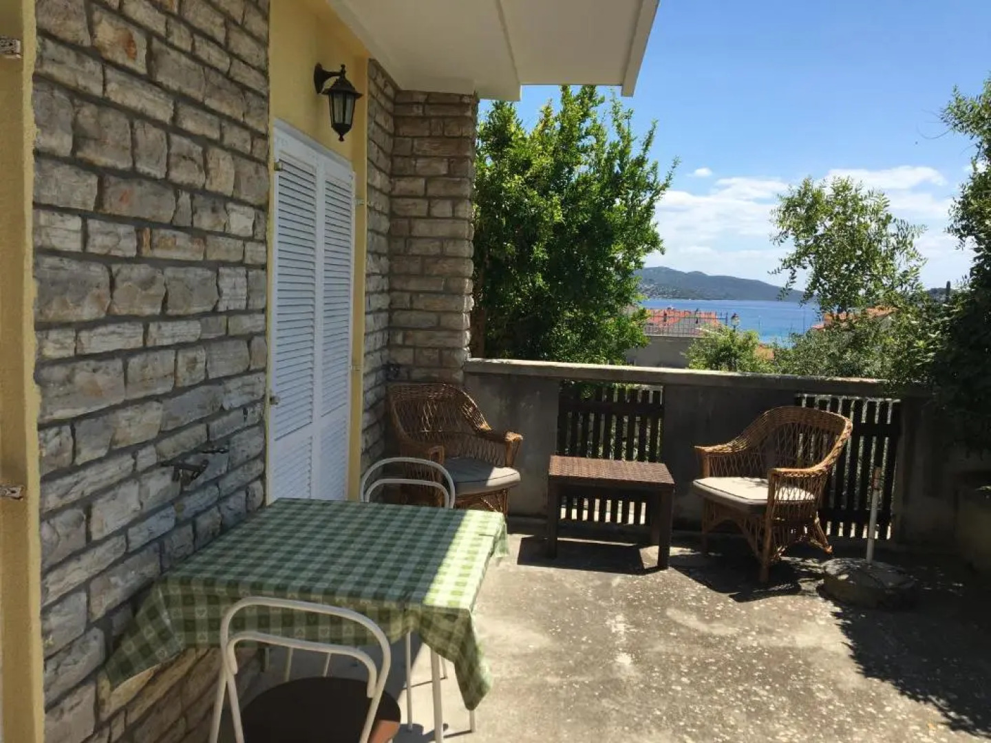 Private studio apartment with a garden and a terrace