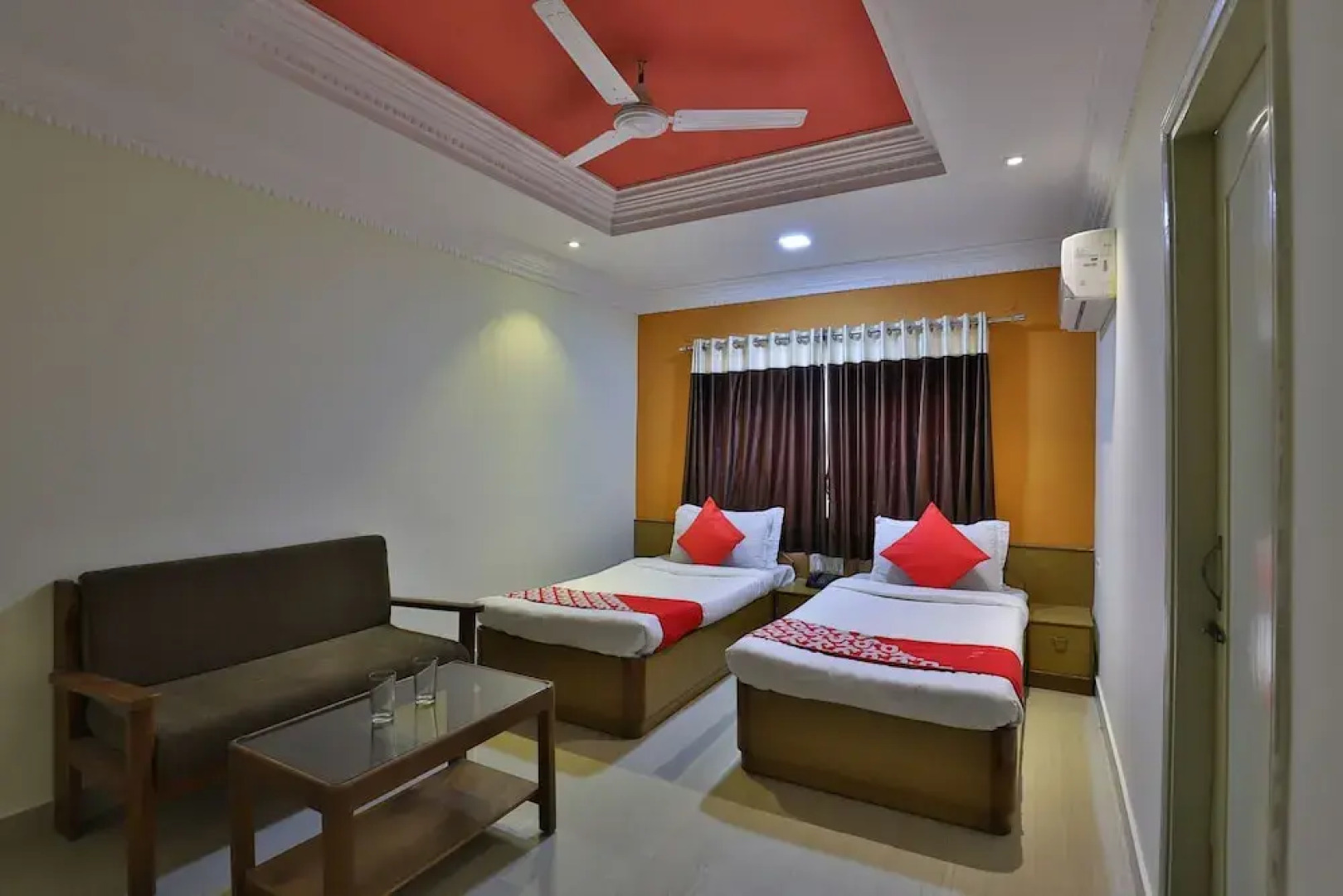 OYO 27897 Hotel The Grand Bansi