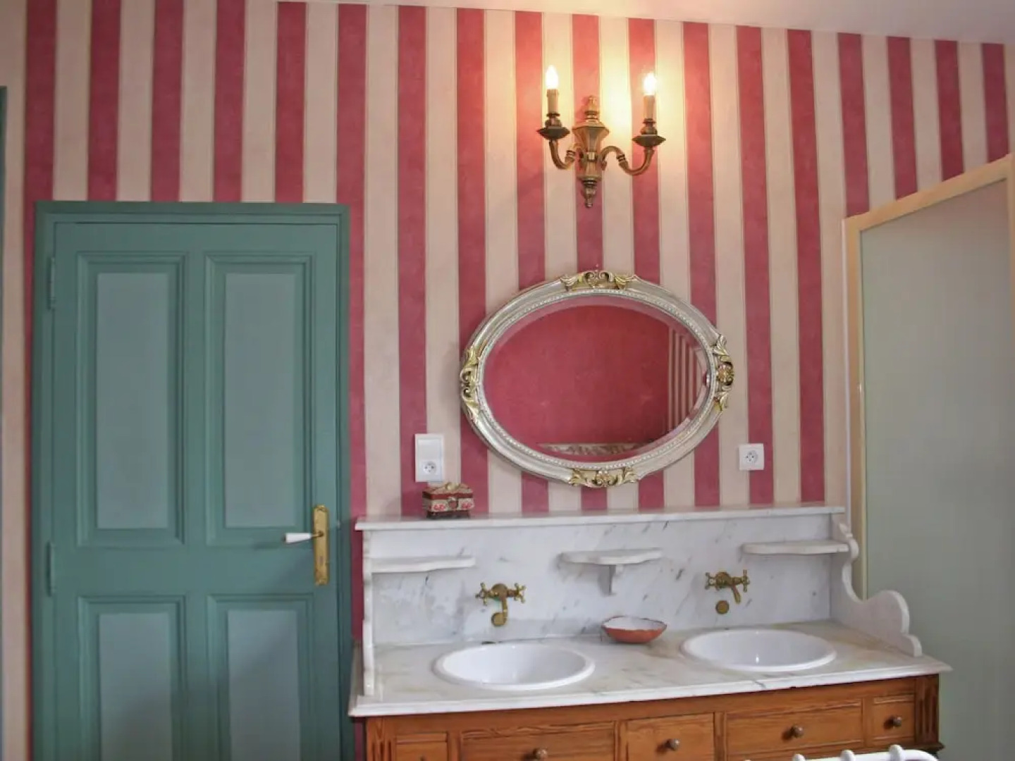 Beautiful Mansion With Views of Mont Ventoux and With Fenced Private Pool