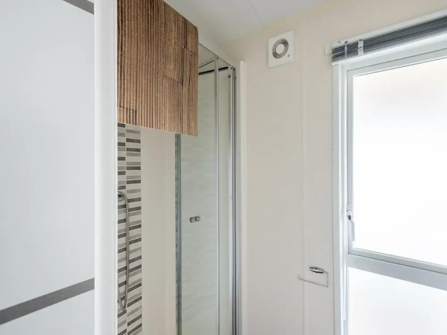 Mobile Home in Veuzain-sur-loire With Garden