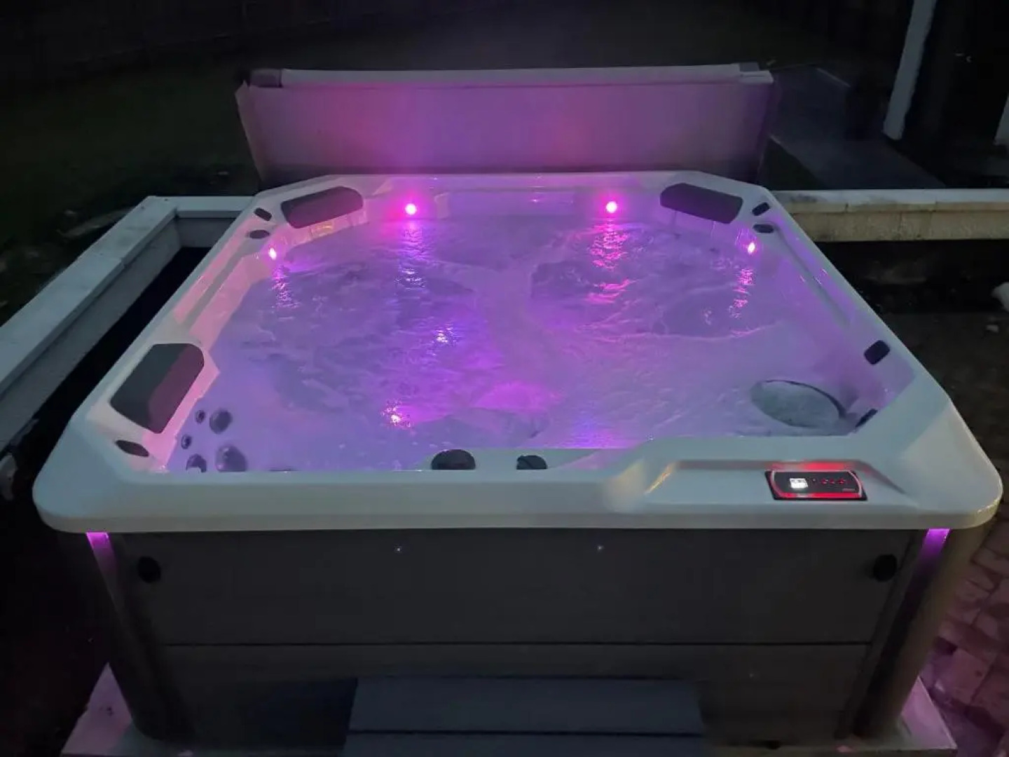 White Cottage Stunning Contemporary 2 bedroom 2 ensuite Annex with Hot Tub