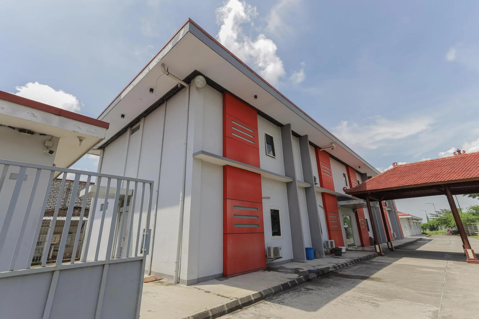 RedDoorz near Juanda Airport T1