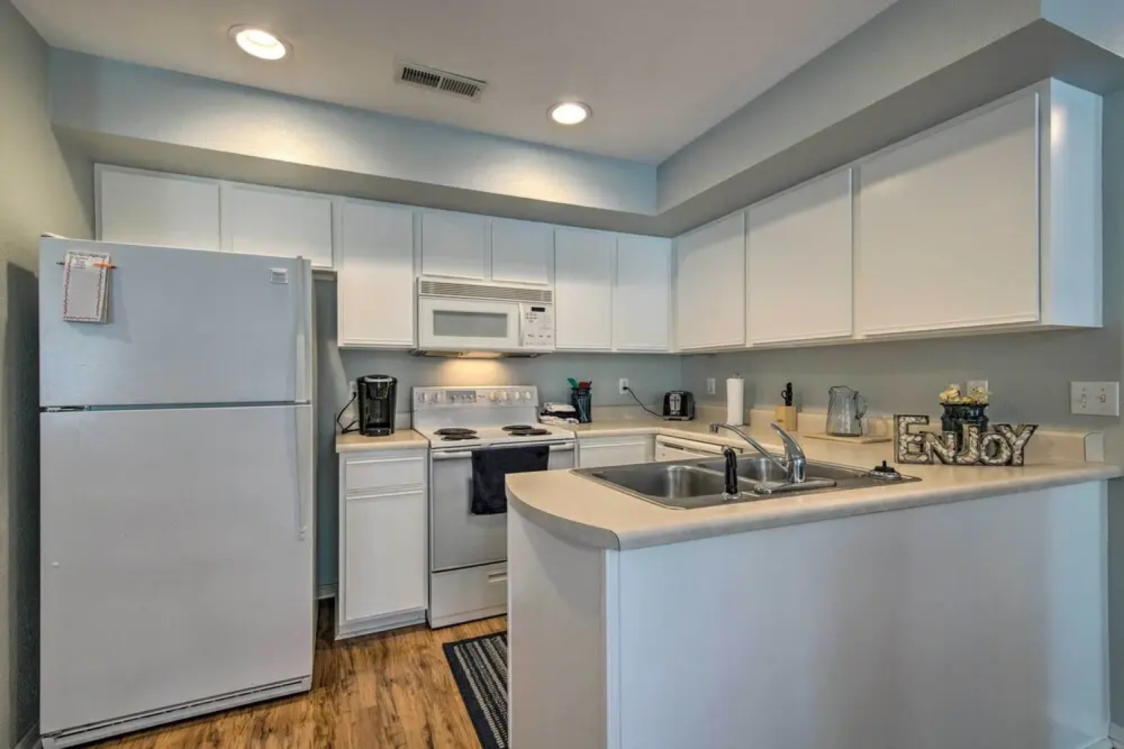 Bright Ozarks Condo w/ Balcony & Lake Views!