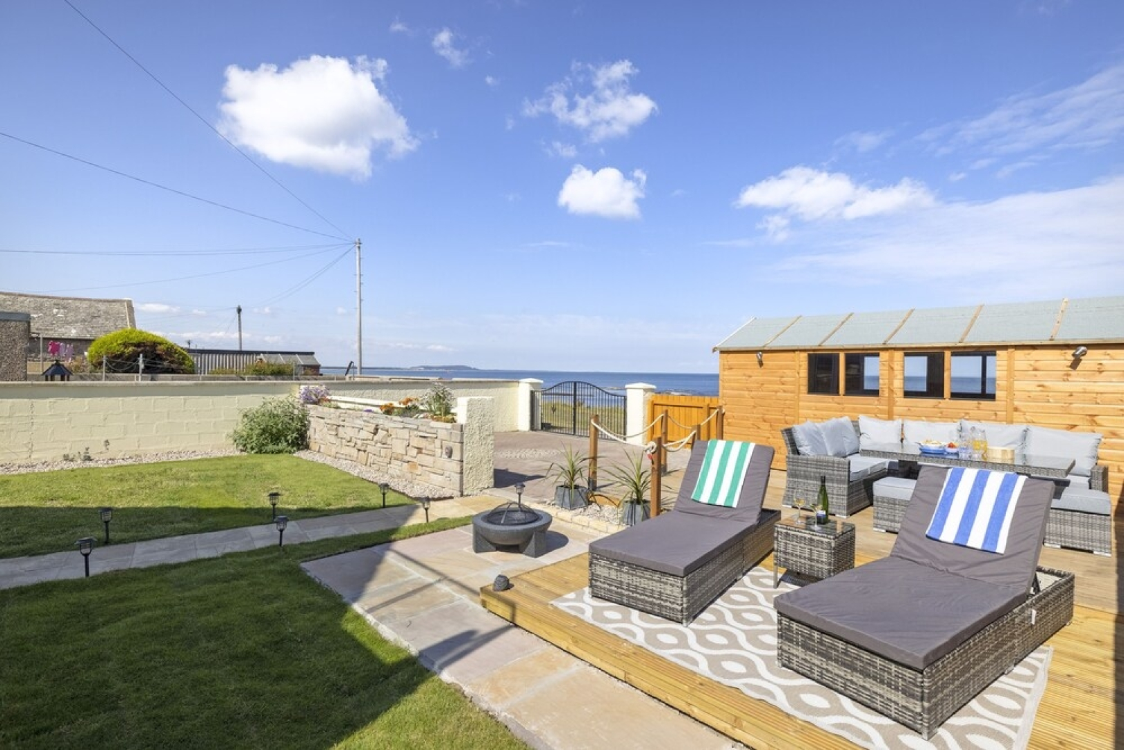 JOIVY Aurora House - 4 Bed With Hot Tub And Sea View