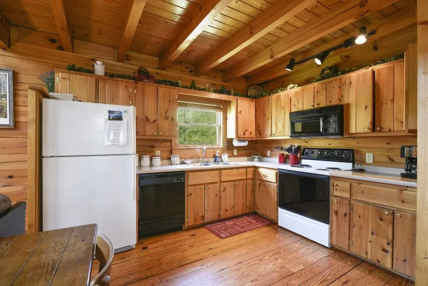 Mountain Serenity 2 Bedroom Cabin by RedAwning