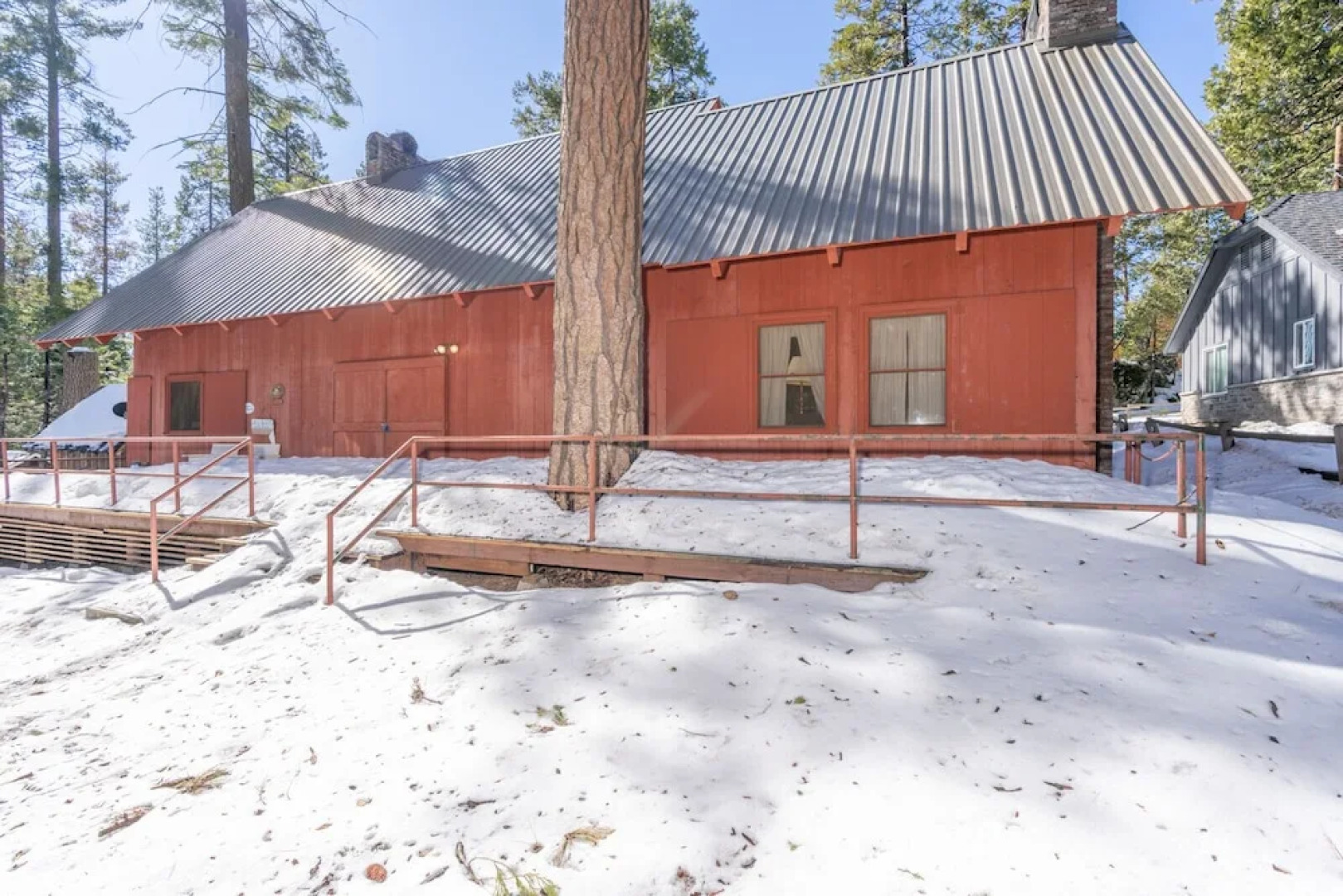 Rustic Knotty Pine - Minutes to the Water!