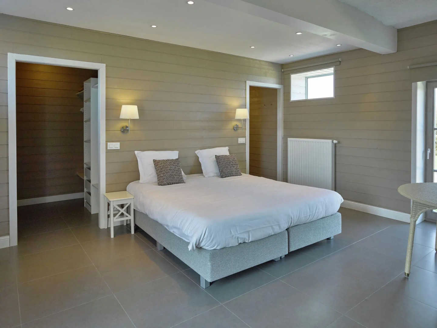 Diksmuide Mansion With Games