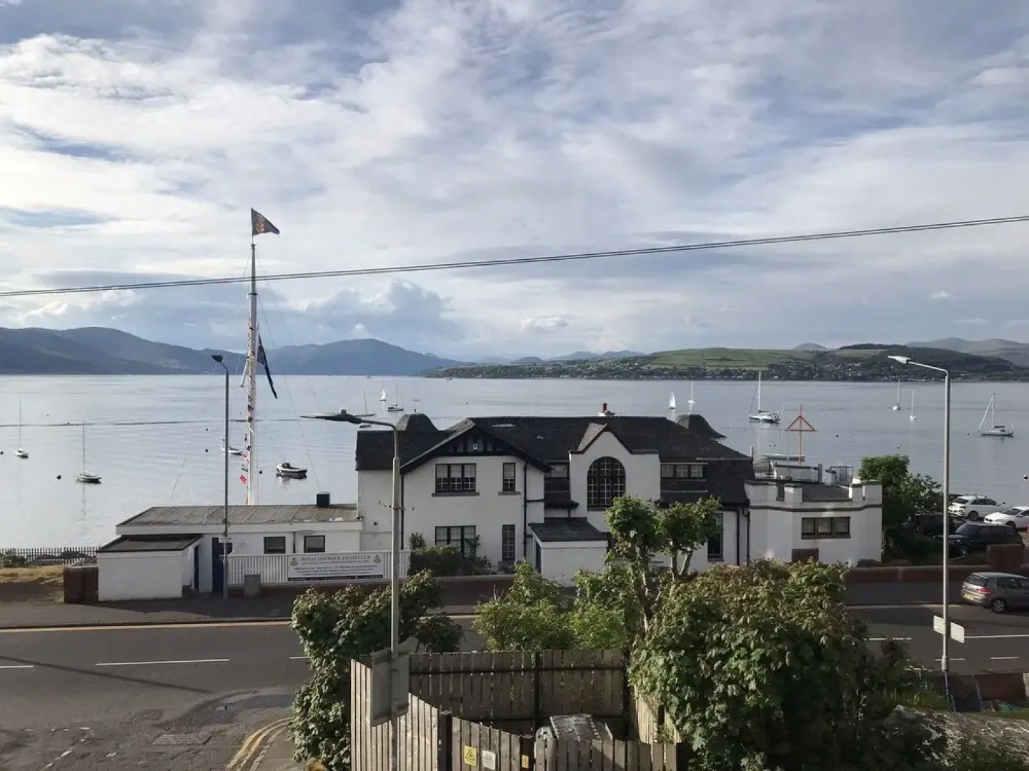 3-bed Apartment - Sleeps 6 - Parking, Wifi, Pets