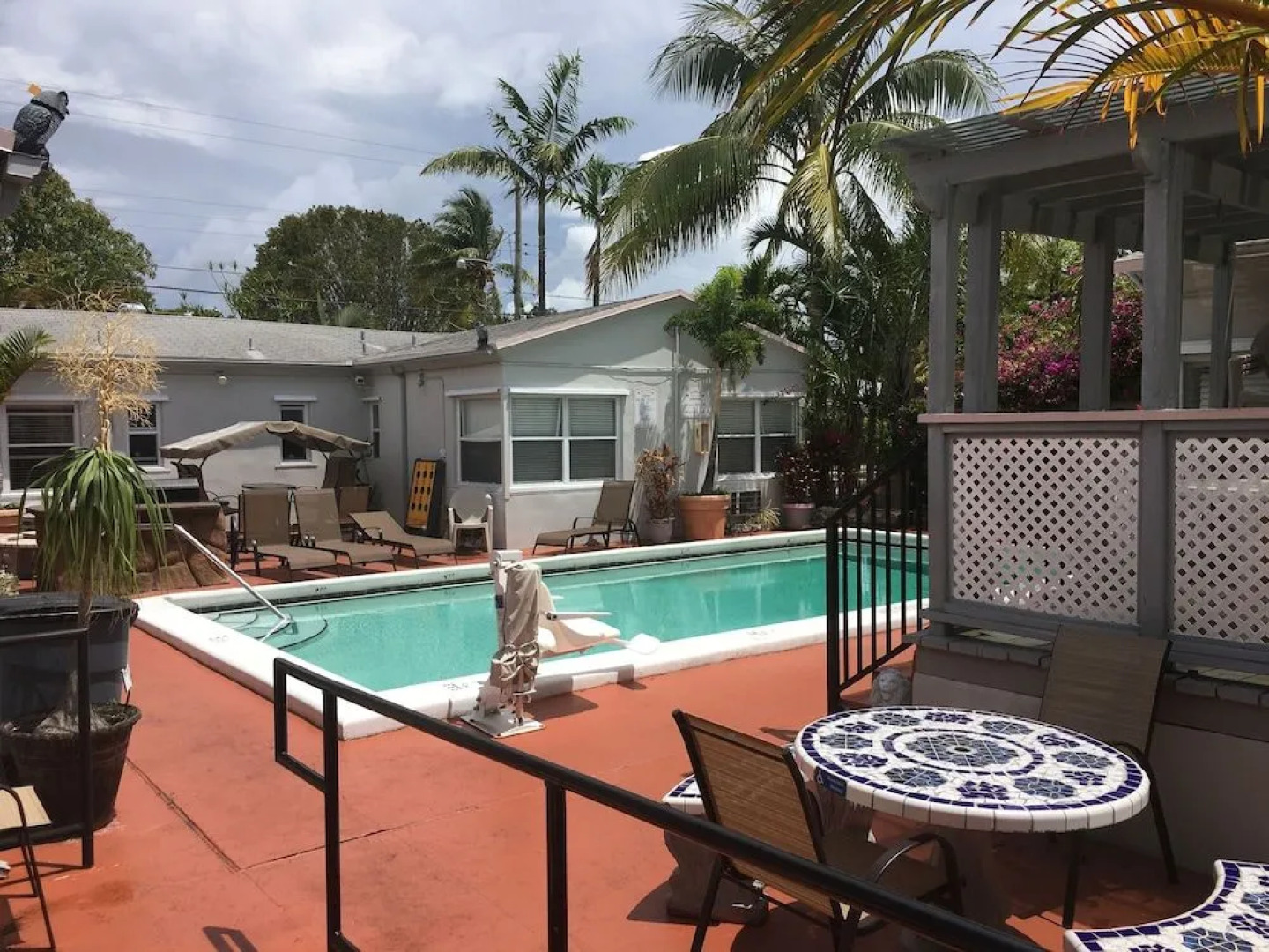 Richards Motel Courtyard