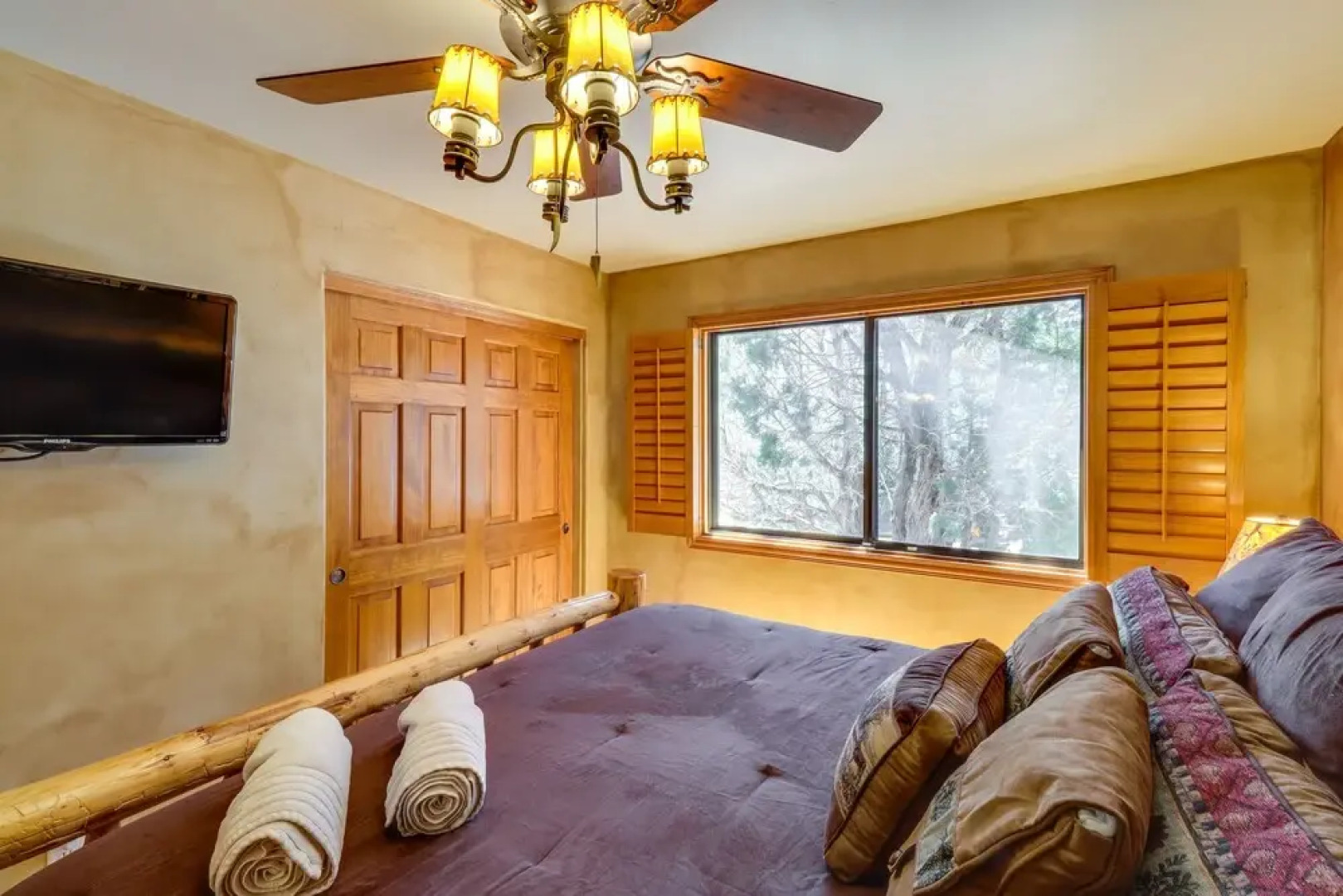 Cozy Show Low Cabin < 5 Mi to Downtown!