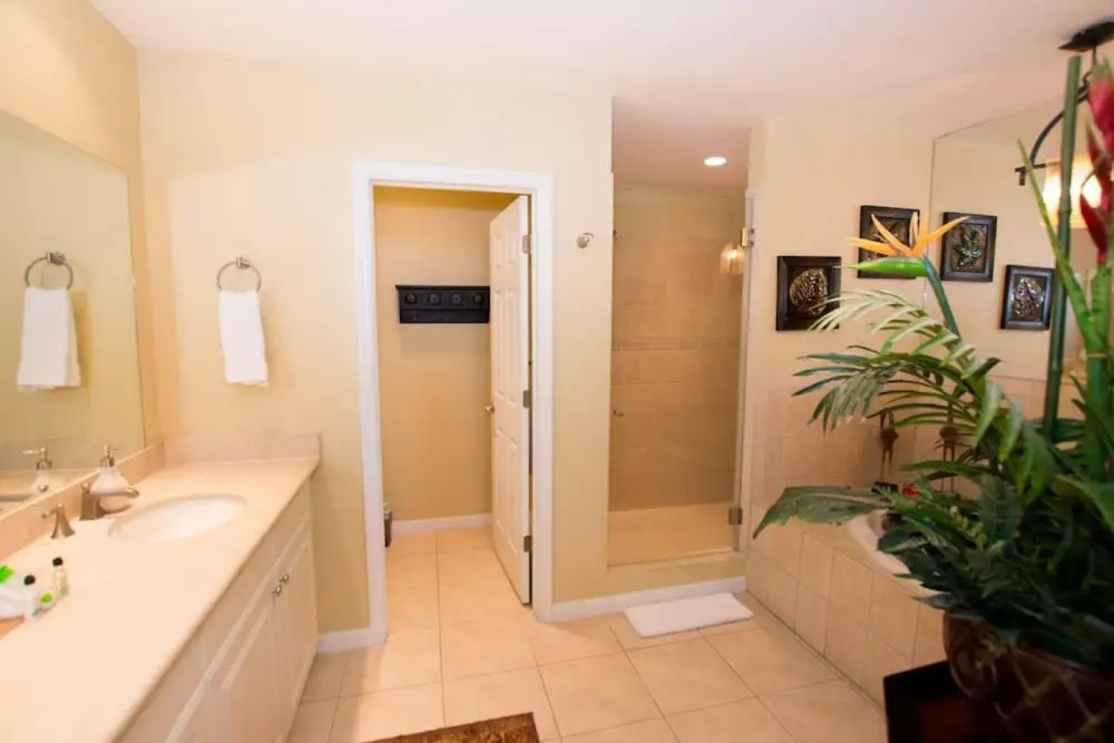 Classy artsy ocean-view unit near pool at Pacifico in Coco sleeps 6