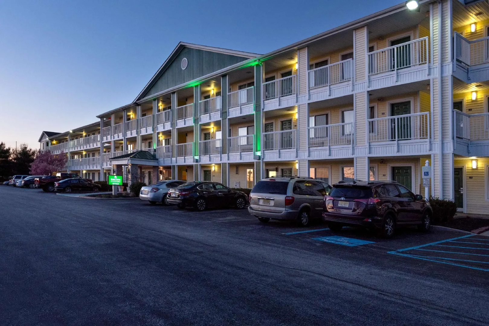 HomeTowne Studios by Red Roof Philadelphia - Maple Shade, NJ