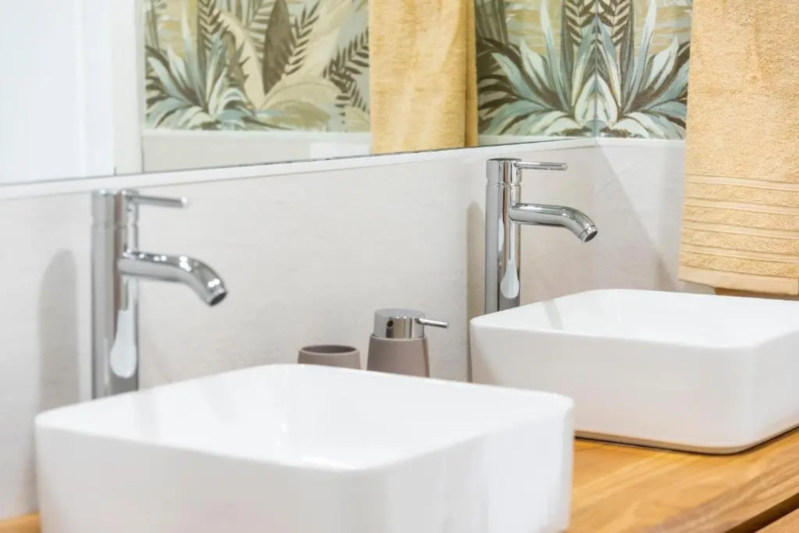 Beach apartment with terrace and private parking