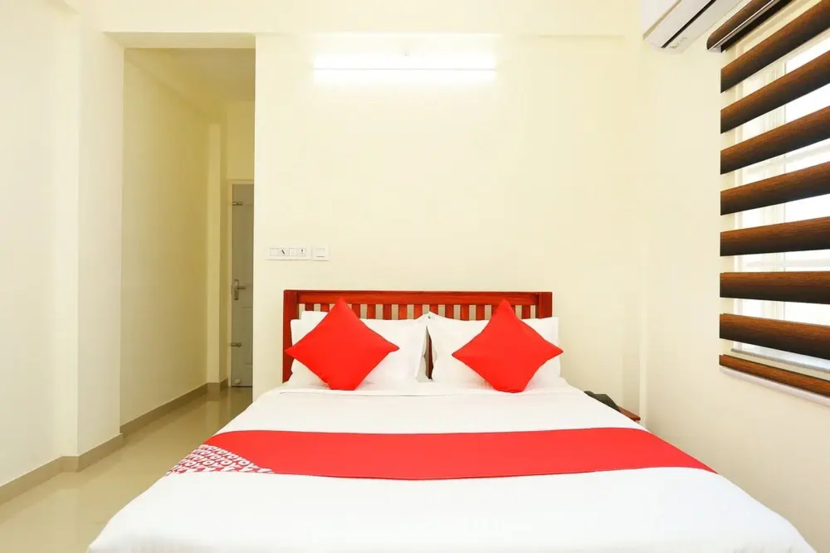 OYO 37302 White Cort