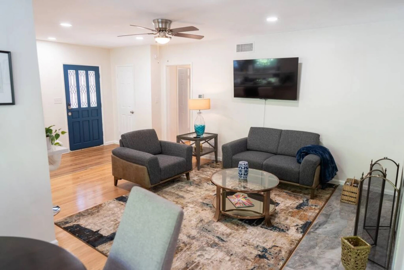 TASTEFUL SPACIOUS 3-BEDROOM HOME WITH HOT TUB ONLY MINUTES FROM DISNEYLAND  (p56)