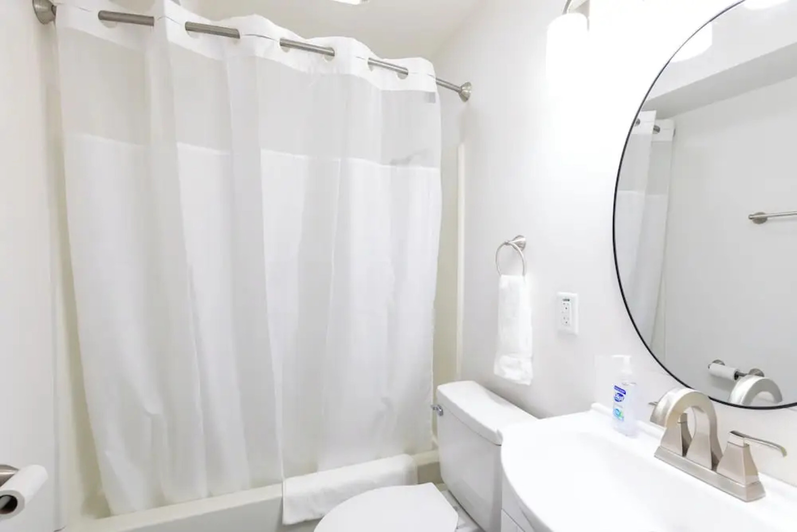 Anchor Bay Inn and Suites