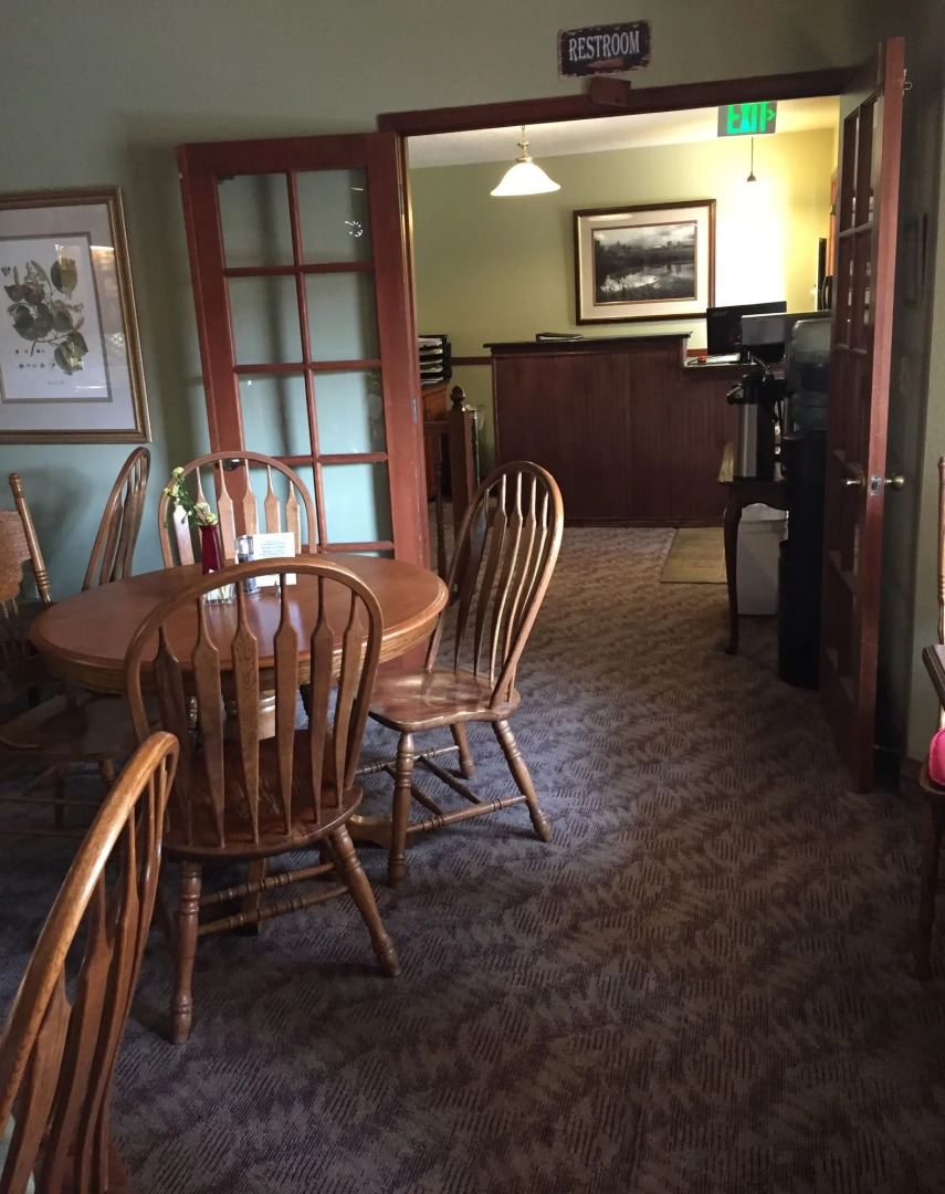 Hilltop Inn & Suites