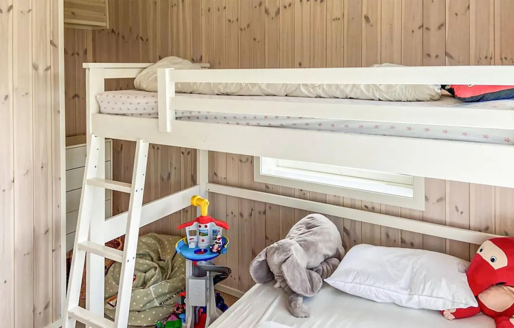 Stunning Home in Færvik With Wifi and 4 Bedrooms