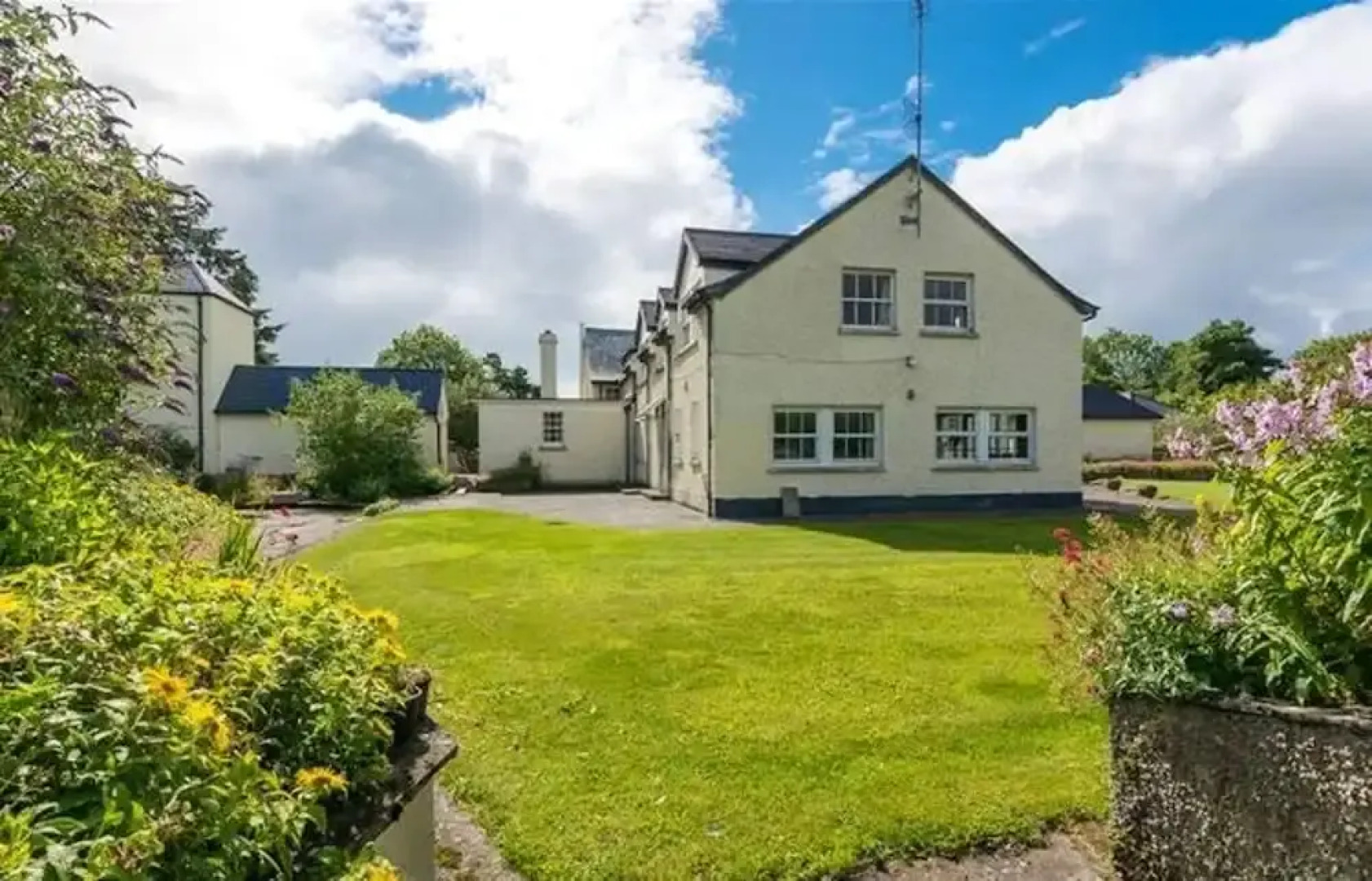 House With 5 Bedrooms in Eyrecourt, With Enclosed Garden Near the Beach