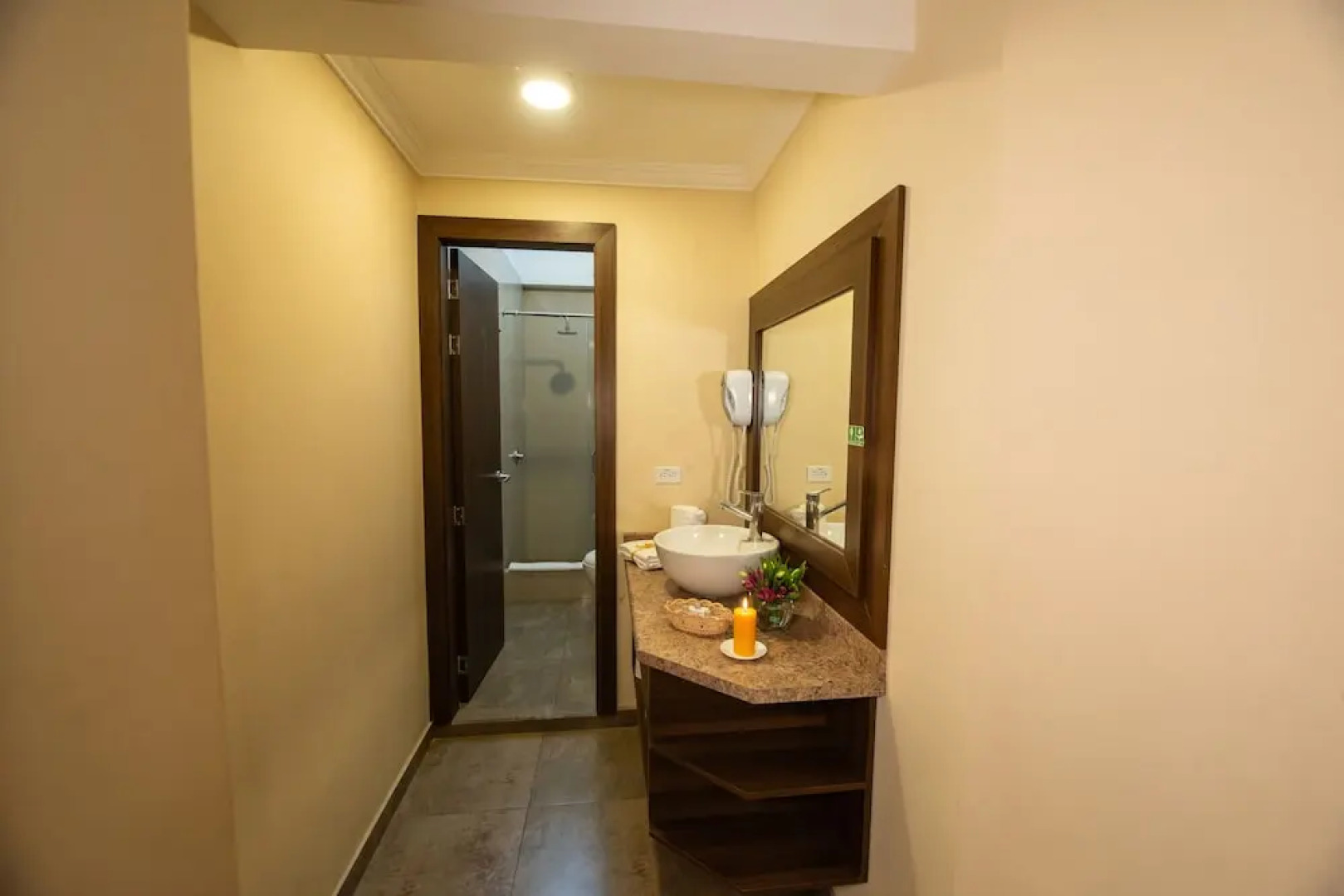 Quindeloma Art Hotel And Gallery