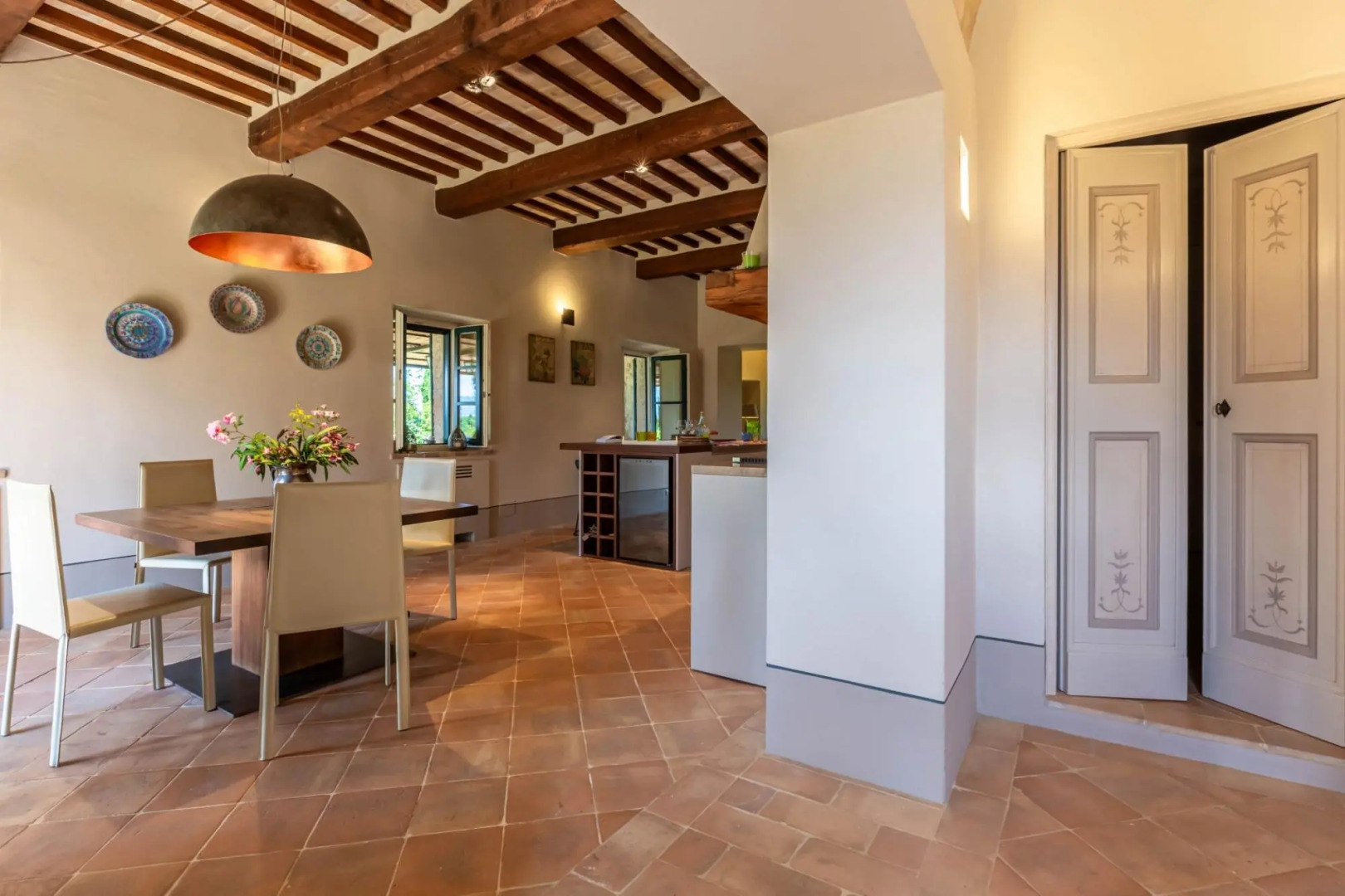 From this beautiful property, immersed in the Sienese countryside, you can enjoy sunsets with changi-Podere i Poggi