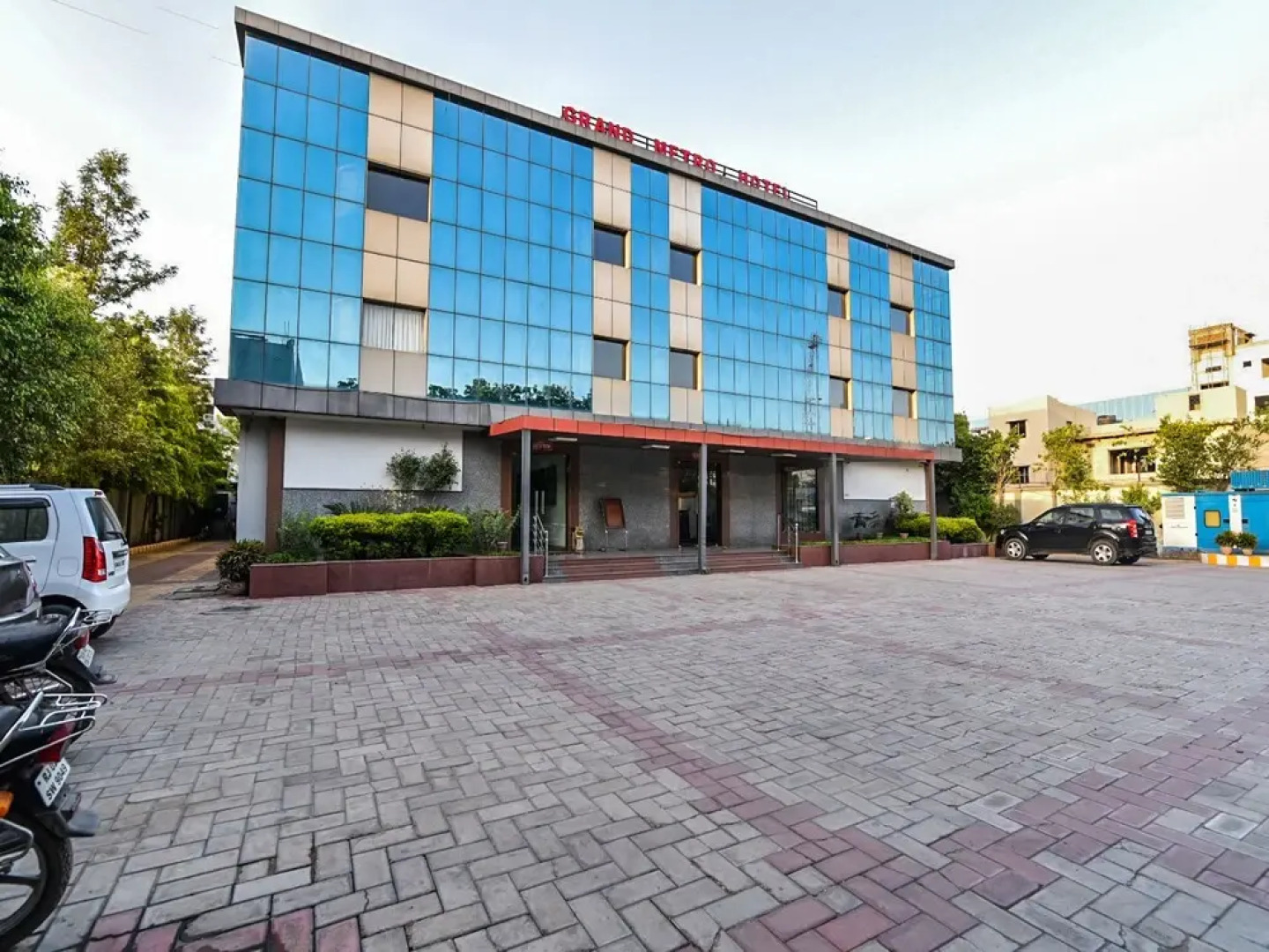 Capital O 38083 Grand Metro Hotel