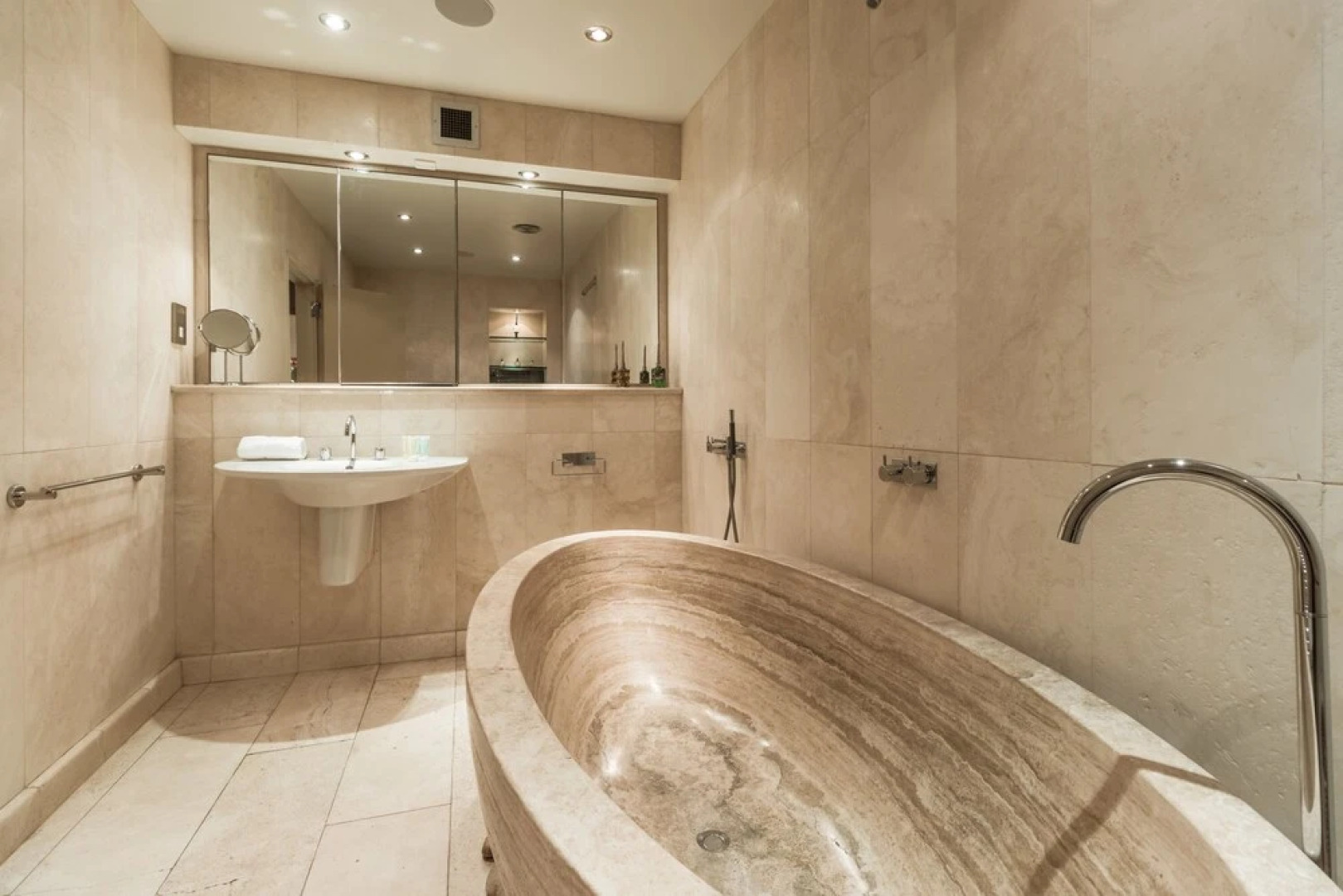 The Oscar Wilde Suite by 5STARSTAY