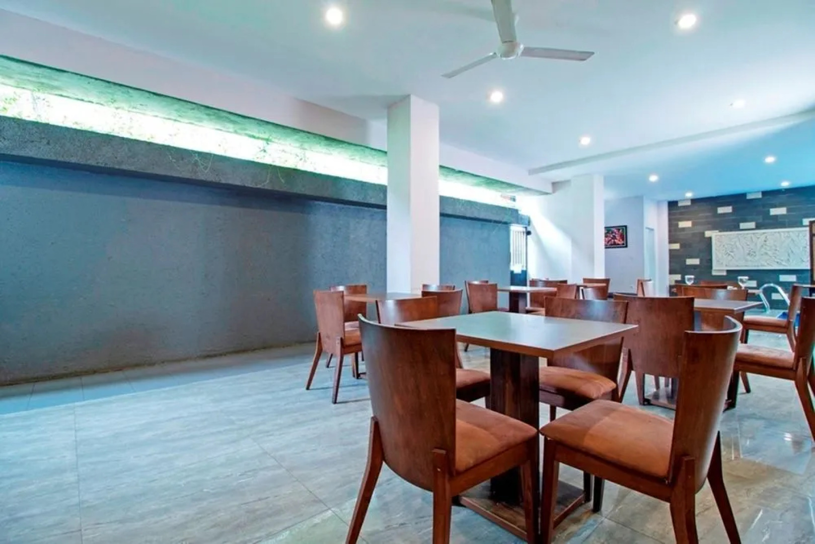 RedDoorz Plus Near ITC Fatmawati