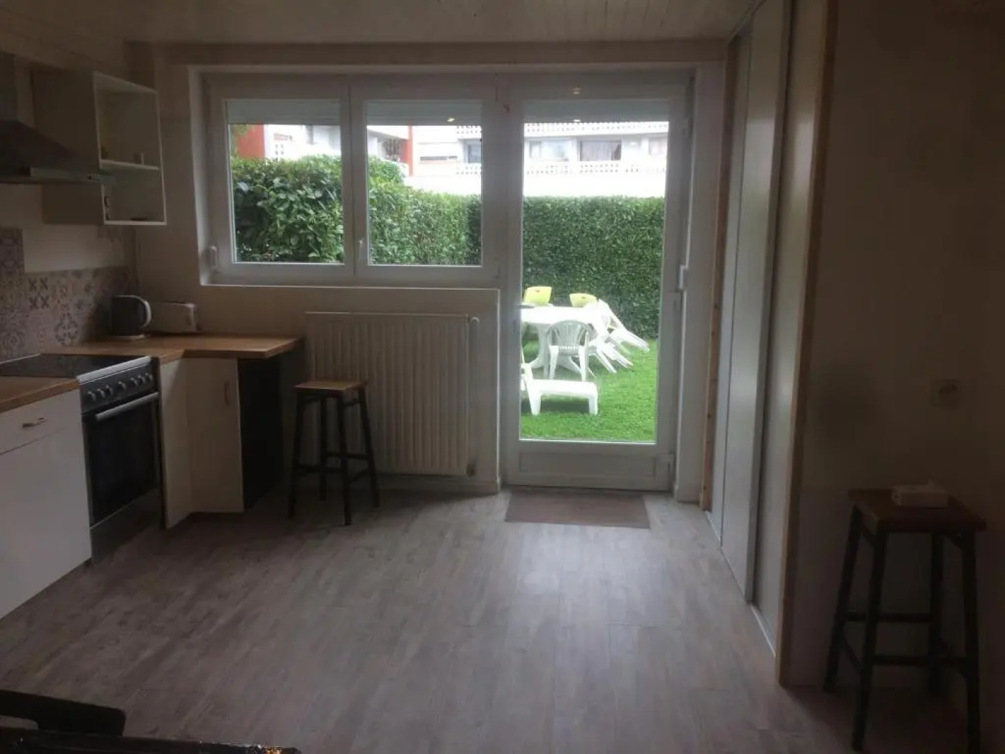 T2 rdc calme, idéalement placé, parking & jardin