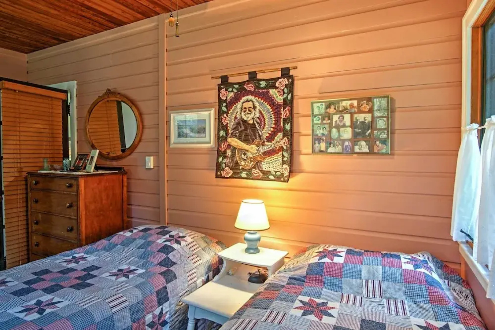 Harbert Cottage w/ Fire Pit: Half Mile to Beach!