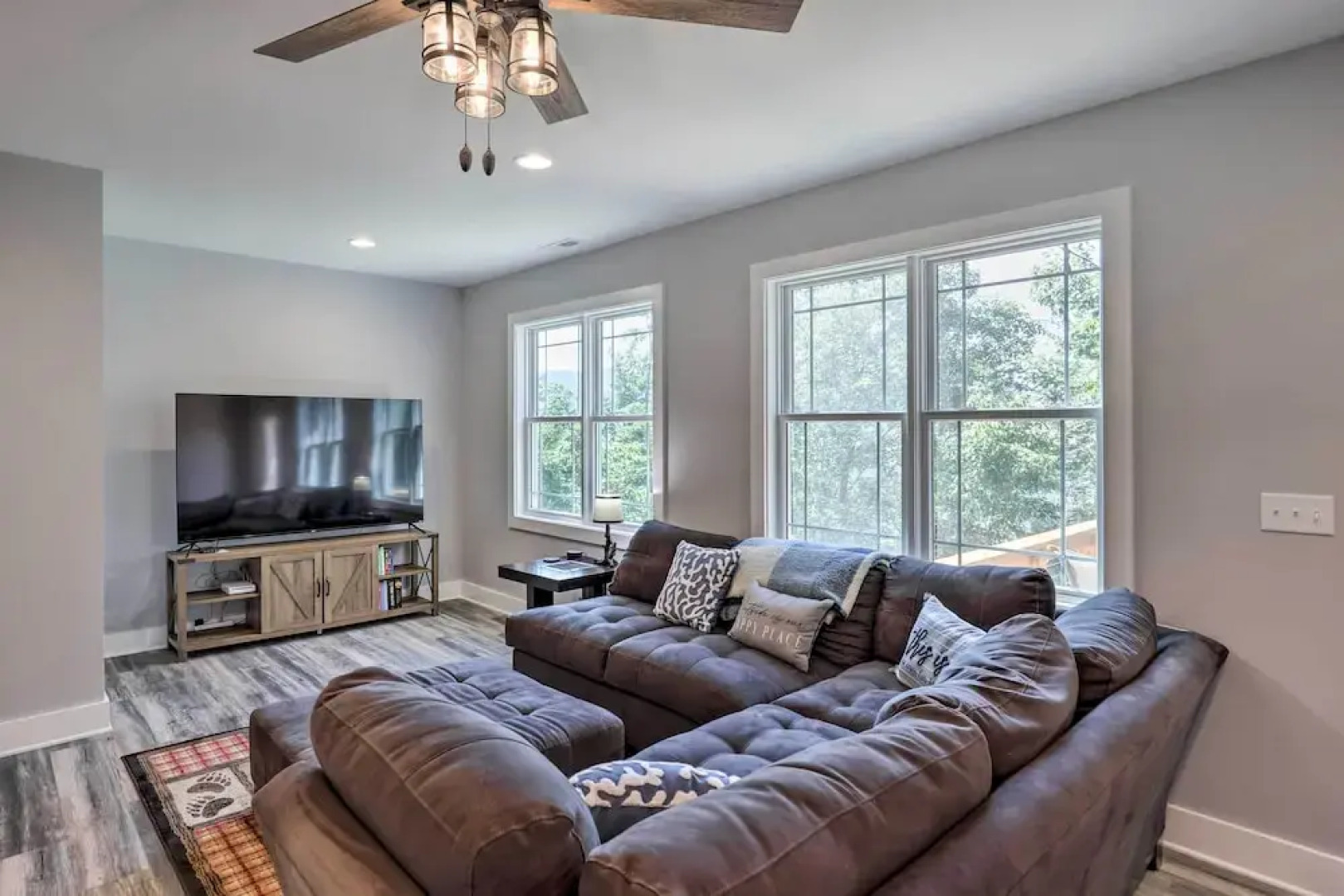 Escape w/ Hot Tub, Mtn Views: 5 Mi to Urban Trail