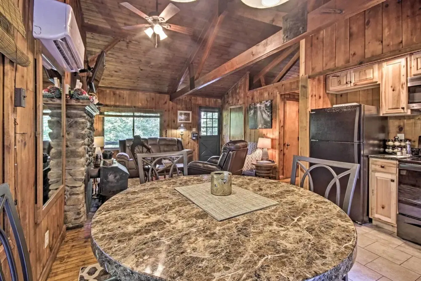 Secluded Stanardsville Cabin w/ 10 Acres & Hot Tub
