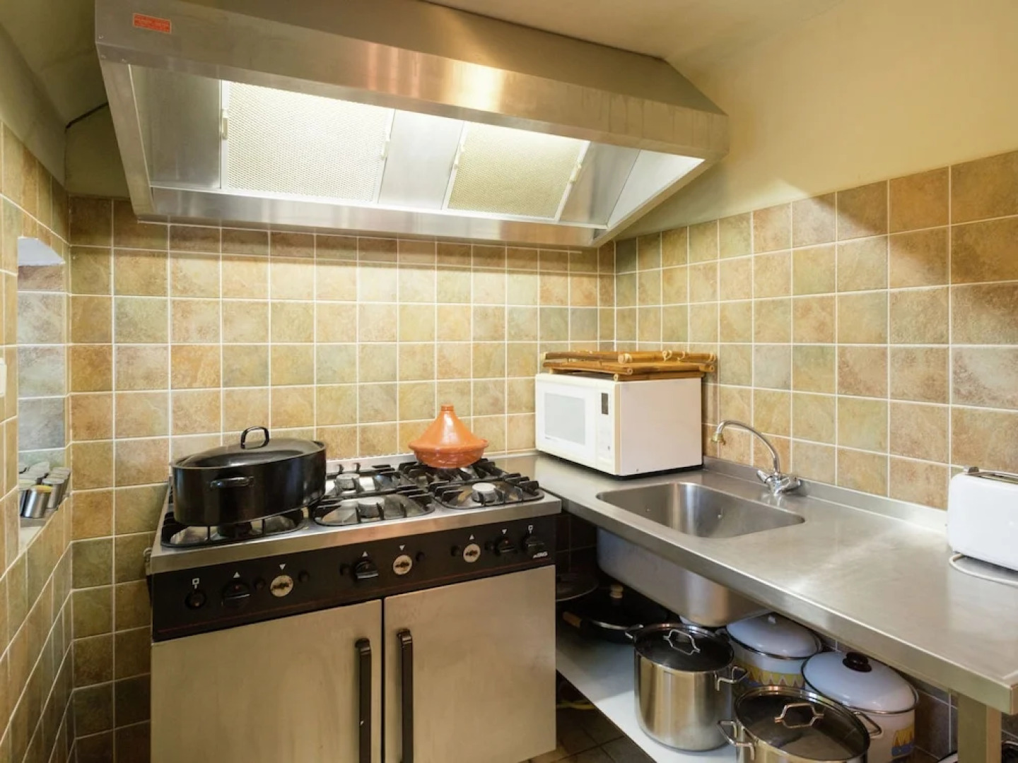 Secluded Farmhouse in Balkbrug with Hot Tub