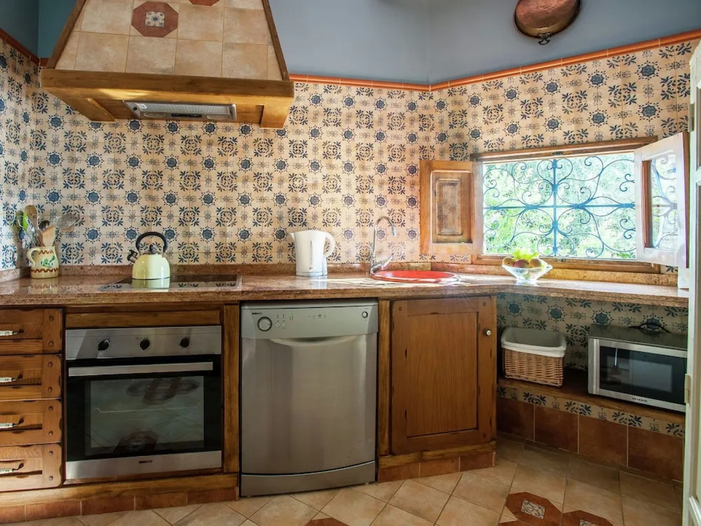 Comfortable Mansion in Rute with Hot Tub