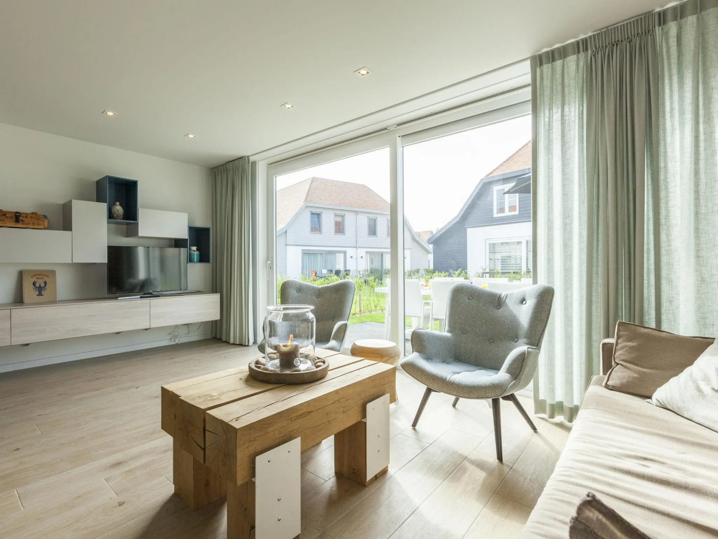 New and luxurious villa, a 5-minute walk from beach and dunes.