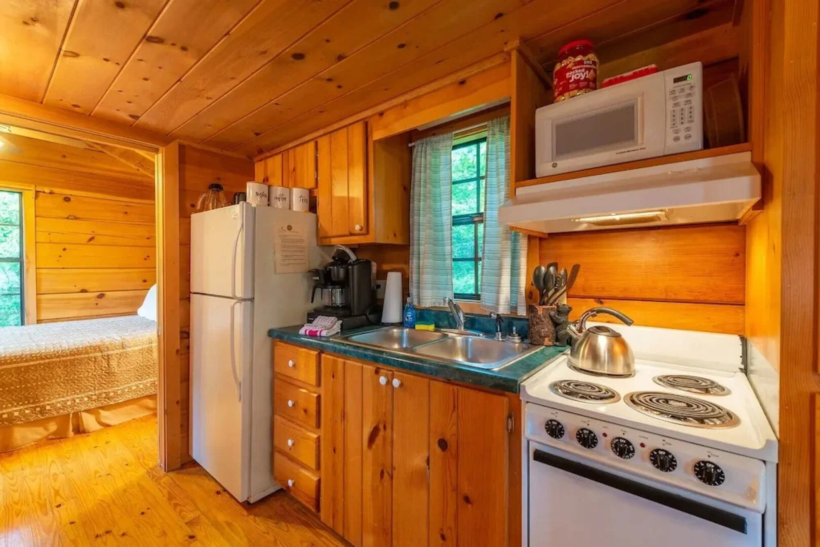 Honey Hill Inn & Cabins at Engadine