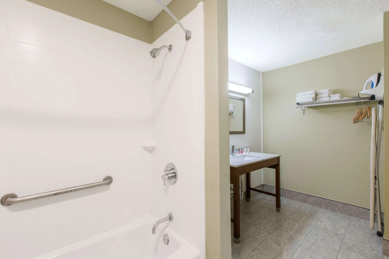 Days Inn & Suites by Wyndham Big Spring