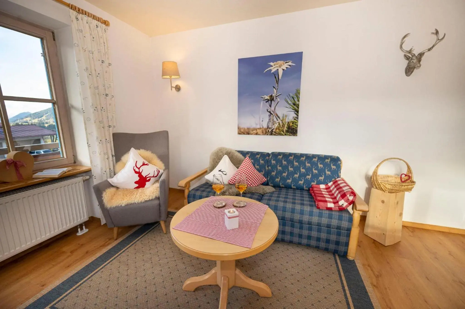 Gemütliche Ferienwohnung Bergwiese, 2-Raum, separates Schlafzimmer, schönen Balkon oder Terrasse, Komfort Ausstattung, ruhige Lage, kostenfrei WLAN, Sauna im Landhaus, Brötchenservice, Parkplatz kostenfrei, Hunde auf Anfrage, Tankstelle für E-Autos