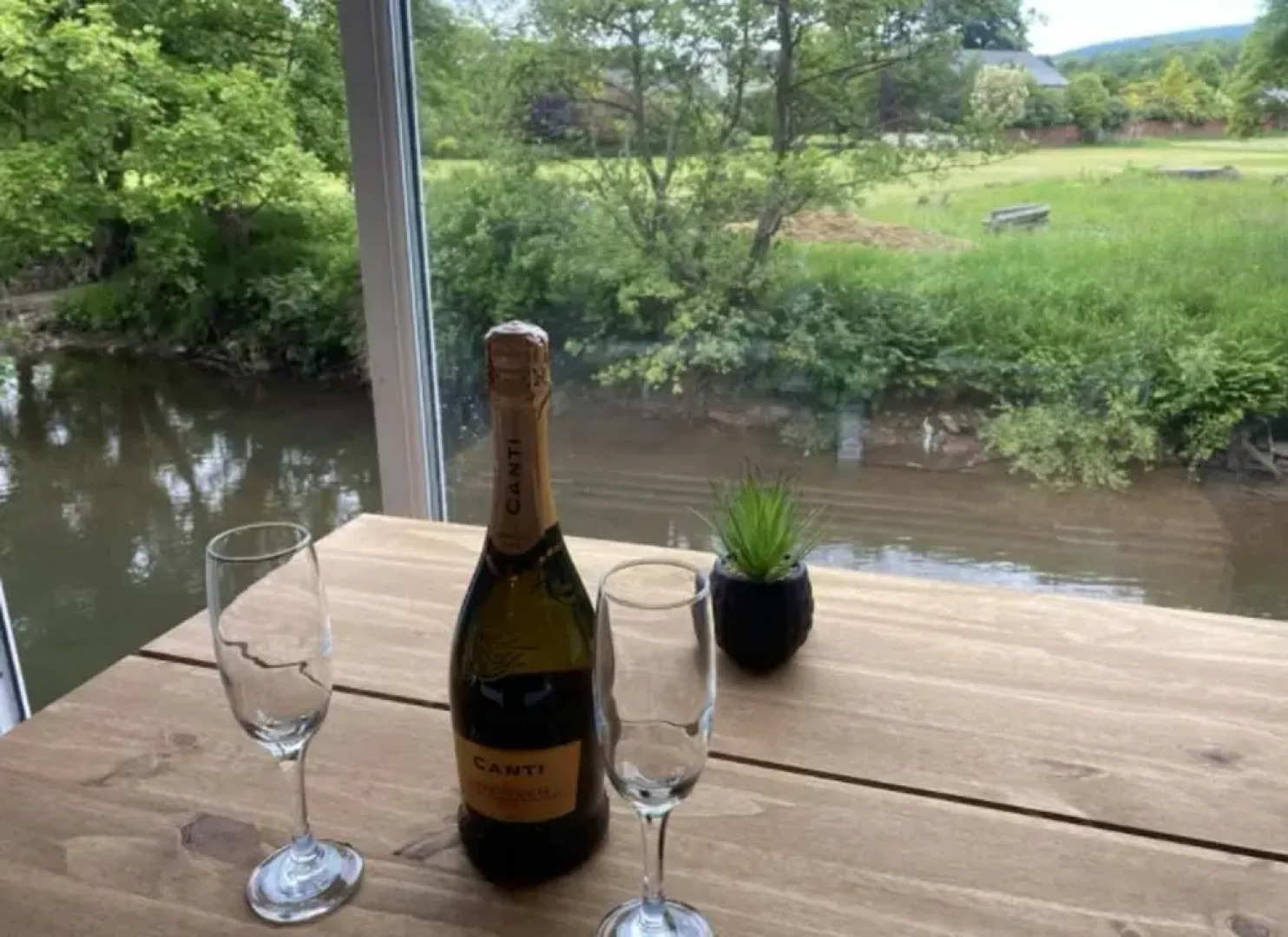 Riverbank Cottage River Ehan, Double Balcony