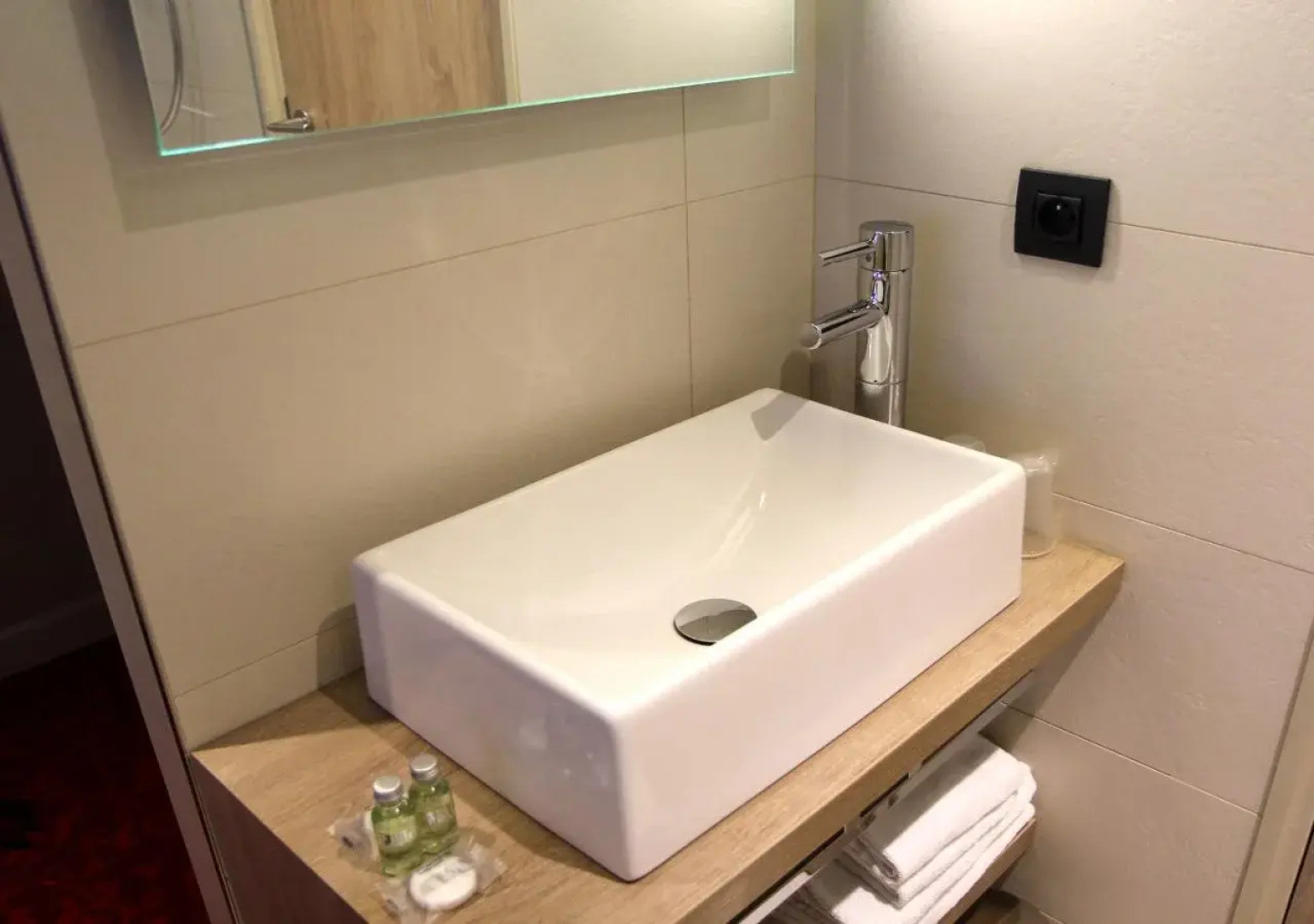 Отель Le Montmartre Saint Pierre