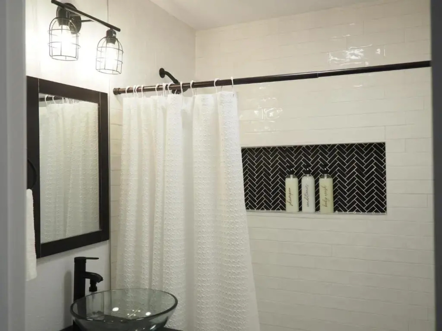 Newly Renovated, Modern 3 Bedroom 2 Bath Farmhouse in the City