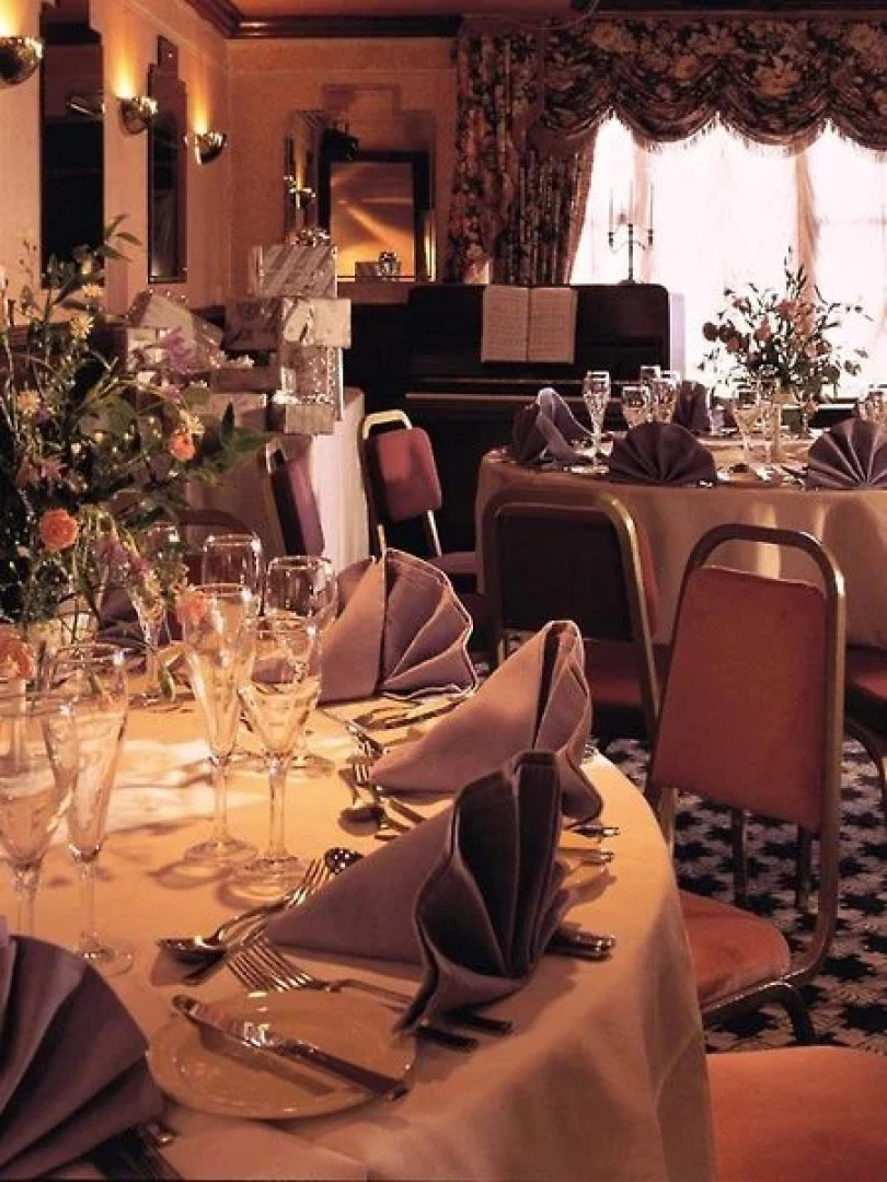 The Hillcrest Hotel, Sure Hotel Collection by Best Western