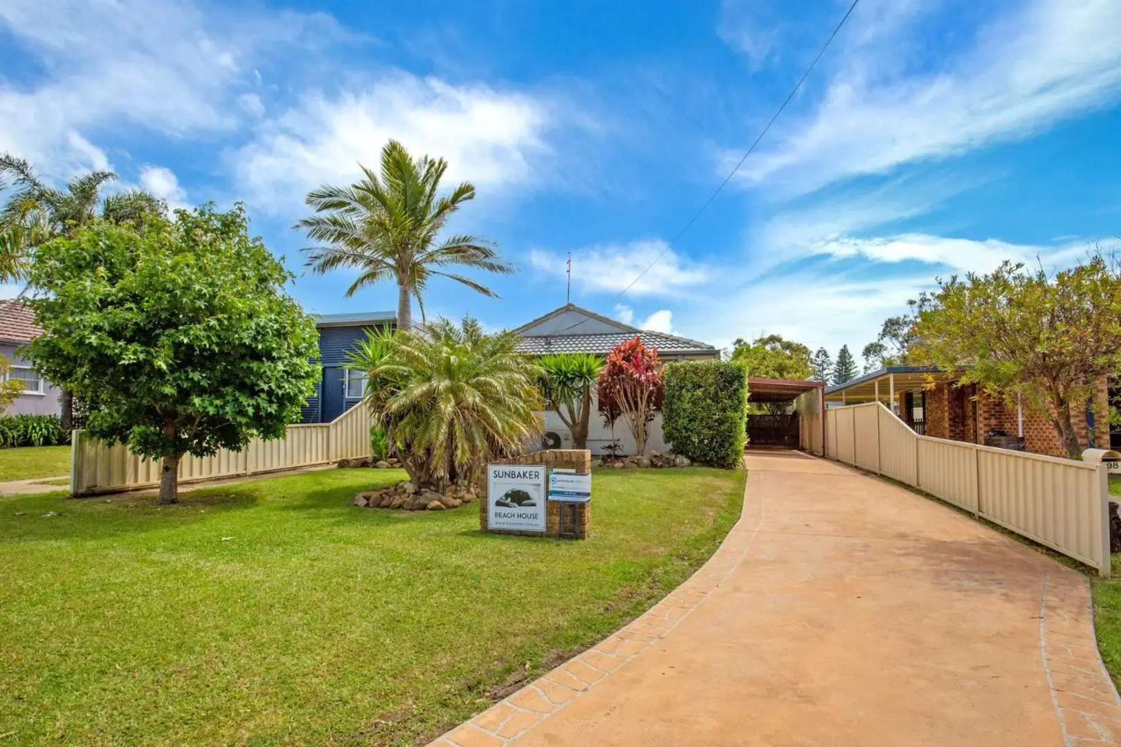 Sunbaker Beach House - 4 Mins to Beach - Pet Friendly with Fire Pit