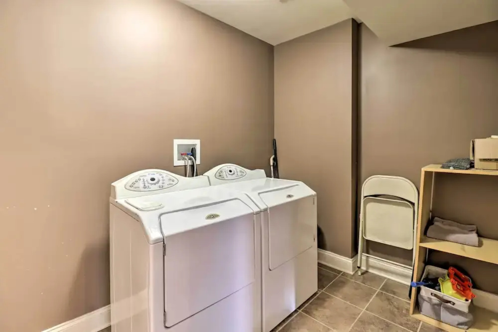 < Half-mi to Skiing: Lake Harmony Home w/ Hot Tub