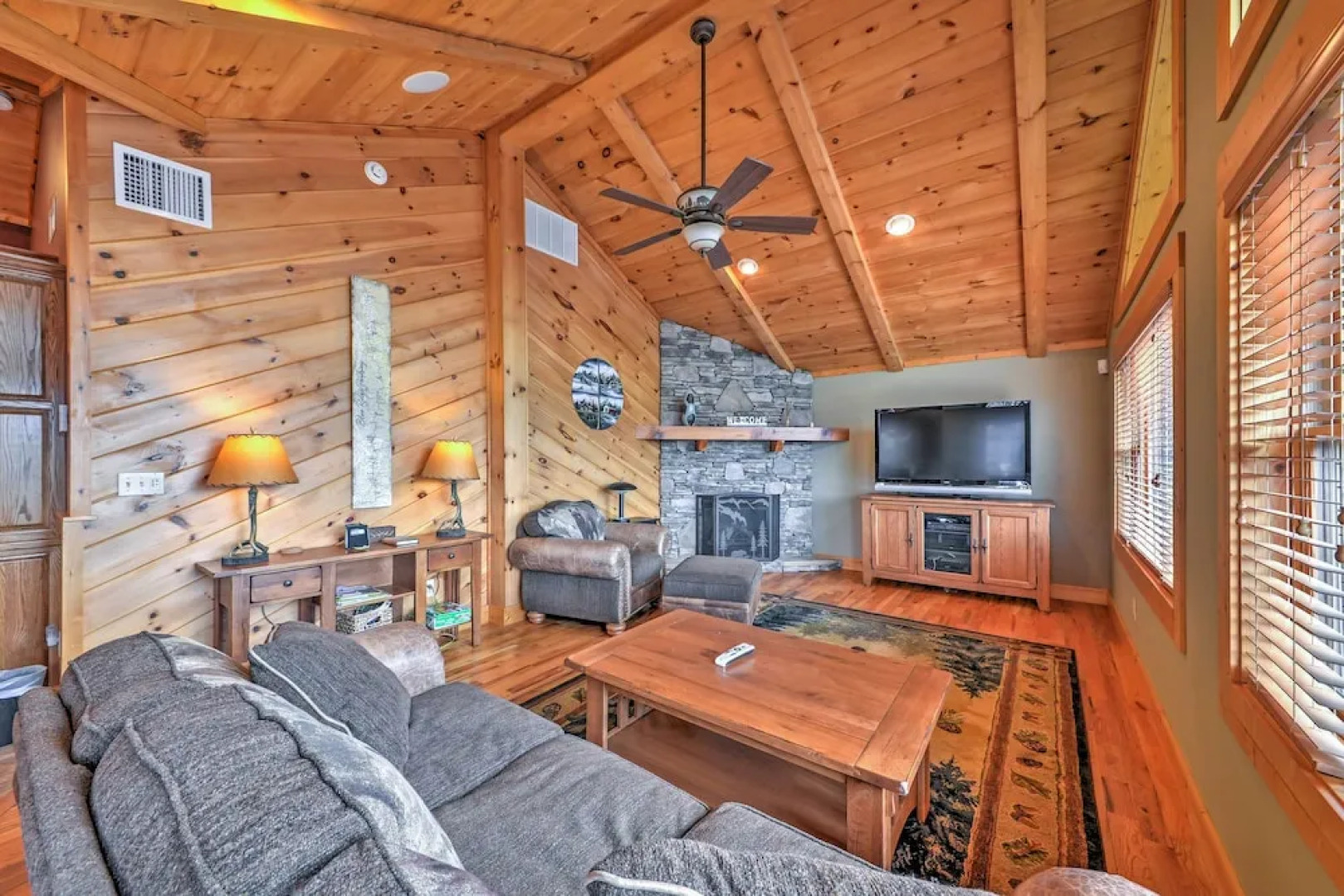 'the Cozy Bear Cabin: Upscale Deck & Mtn Views!