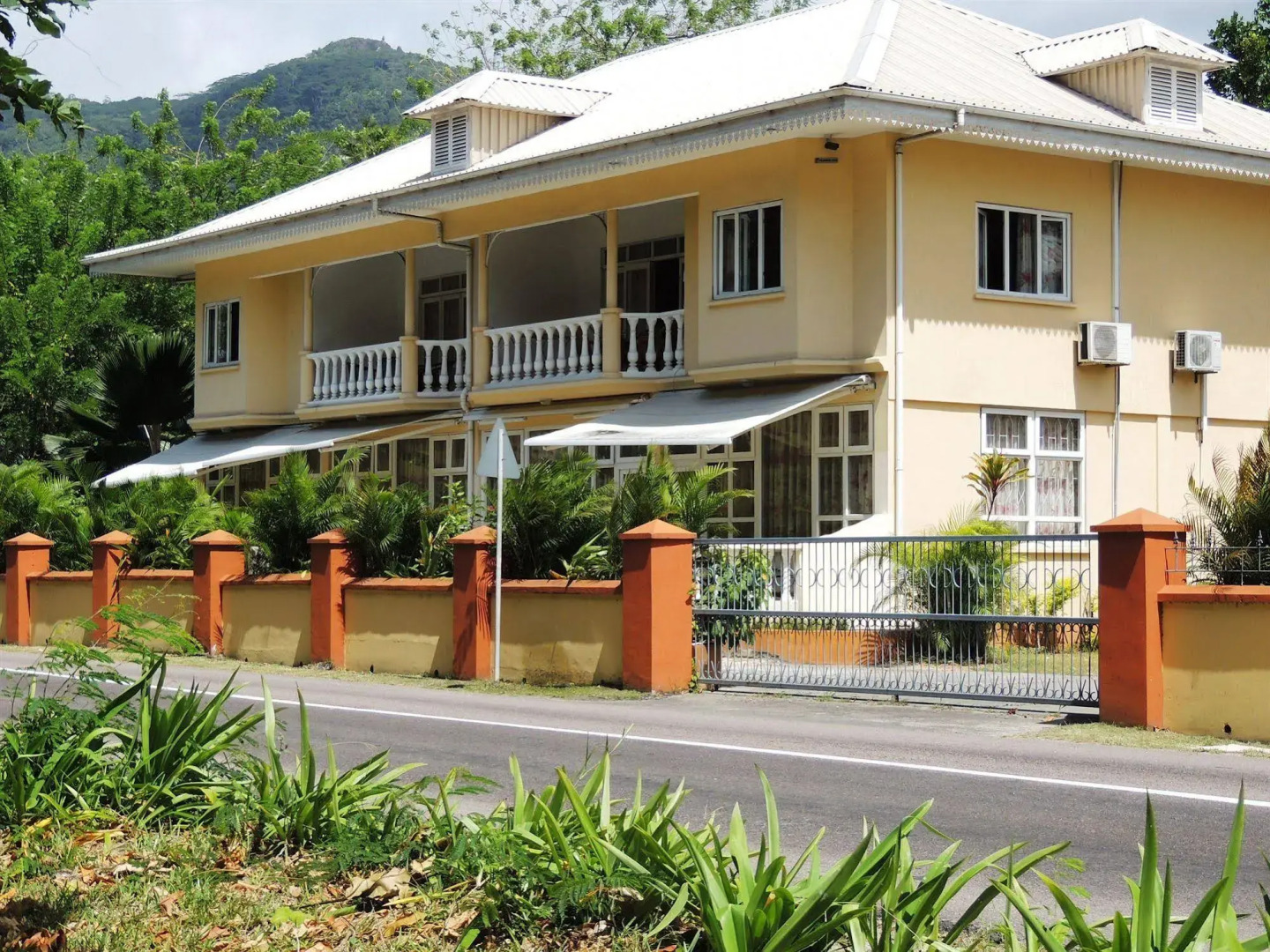 Reef Holiday Apartments